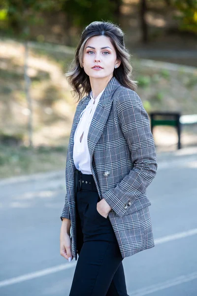 Mujer Foto Negocios Con Camisa Blanca Moderna Retrato Calle Ciudad —  Fotos de Stock