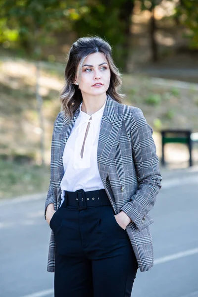 Mujer Foto Negocios Con Camisa Blanca Moderna Retrato Calle Ciudad —  Fotos de Stock