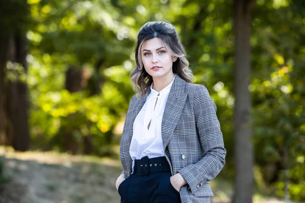 Mujer Foto Negocios Con Camisa Blanca Moderna Retrato Calle Ciudad — Foto de Stock