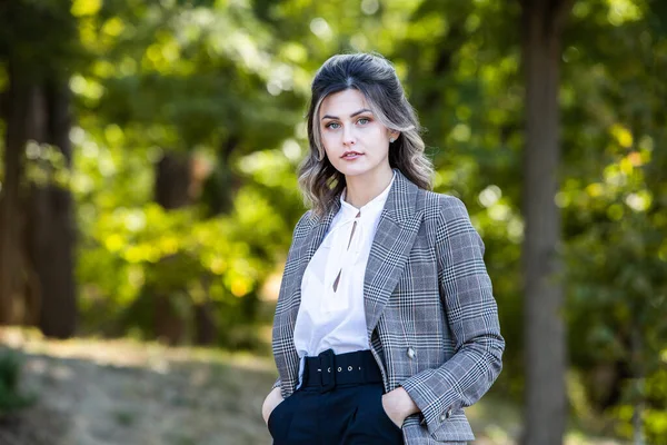 Mujer Foto Negocios Con Camisa Blanca Moderna Retrato Calle Ciudad — Foto de Stock