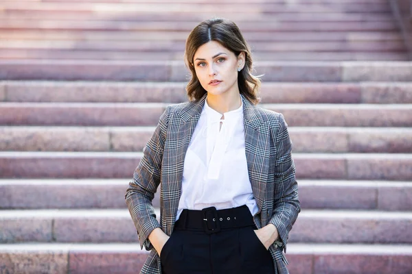 Mujer Foto Negocios Con Camisa Blanca Moderna Retrato Calle Ciudad — Foto de Stock