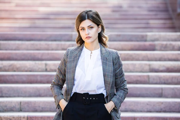 Mujer Foto Negocios Con Camisa Blanca Moderna Retrato Calle Ciudad — Foto de Stock