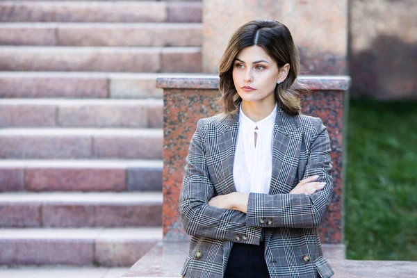 Foto Donna Affari Indossa Camicia Bianca Moderna Ritratto Strada Giovane — Foto Stock