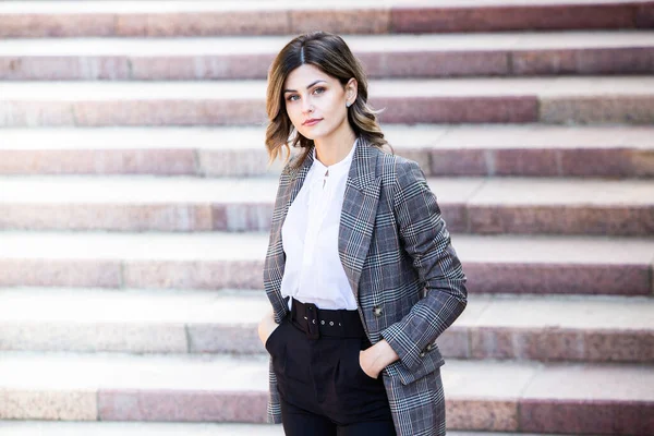 Mujer Foto Negocios Con Camisa Blanca Moderna Retrato Calle Ciudad — Foto de Stock