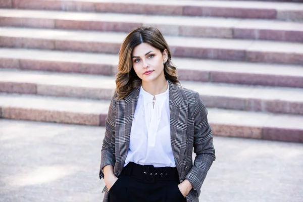 Mujer Foto Negocios Con Camisa Blanca Moderna Retrato Calle Ciudad — Foto de Stock