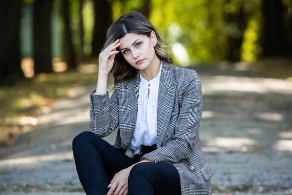 自信のあるビジネスの専門家 ヨーロッパ人の女の子 ロシア人女性 女性ビジネスリーダーの概念 成功したビジネスウーマンの肖像 — ストック写真