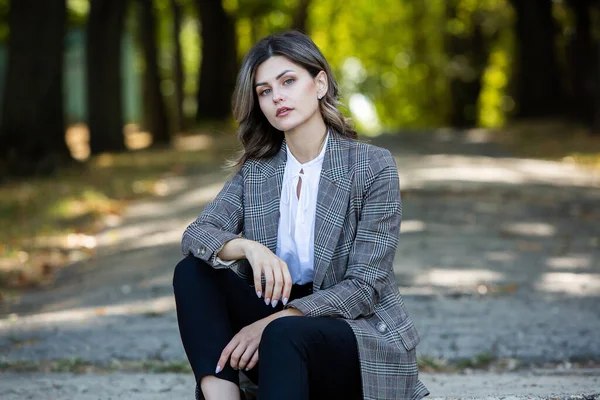 自信のあるビジネスの専門家 ヨーロッパ人の女の子 ロシア人女性 女性ビジネスリーダーの概念 成功したビジネスウーマンの肖像 — ストック写真