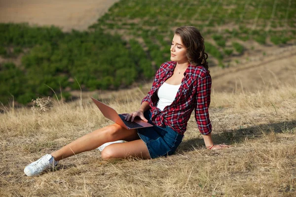 Kancelář Venku Krásná Dívka Pracuje Notebooku Pod Širým Nebem Žena — Stock fotografie