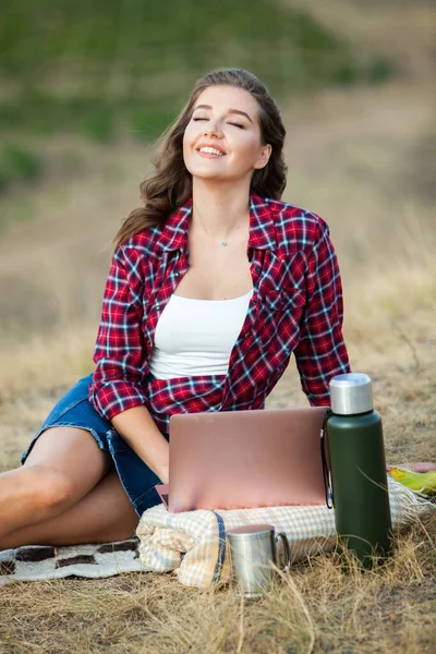 Escritório Livre Menina Bonita Trabalha Laptop Livre Freelancer Feminino Conceito — Fotografia de Stock