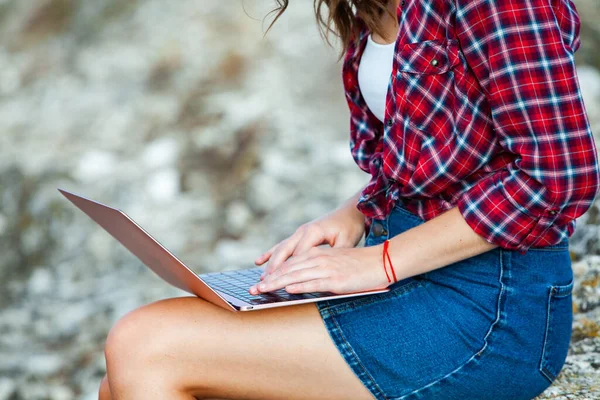 Офис Улице Красивая Девушка Работает Ноутбуке Открытом Воздухе Женщина Фрилансер — стоковое фото