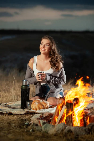 Hermosa Chica Bebiendo Junto Fuego Descanso Cínico Termo Ambiente Romántico —  Fotos de Stock