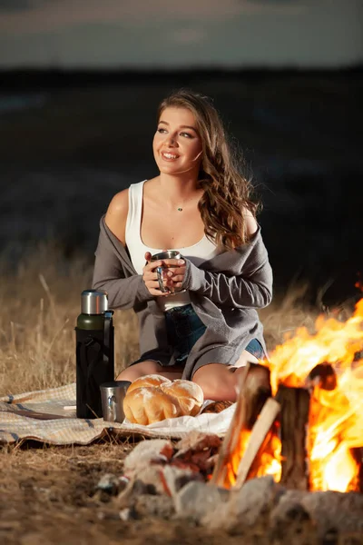 Vacker Flicka Som Dricker Vid Brasan Picknick Vila Termos Romantisk — Stockfoto