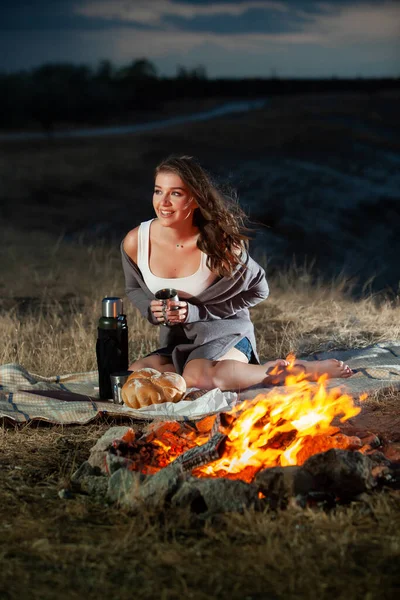 Gadis Cantik Minum Teh Dekat Api Pcnic Beristirahat Termos Teh — Stok Foto