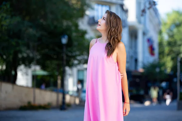 Schönes Europäisches Mädchen Sommerkleid Das Auf Der Straße Läuft Sexy — Stockfoto