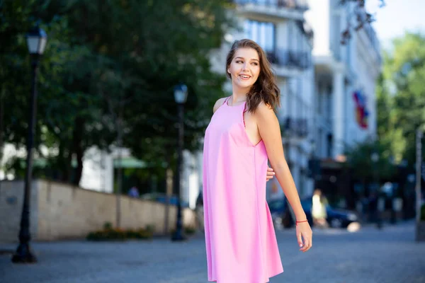 Schönes Europäisches Mädchen Sommerkleid Das Auf Der Straße Läuft Sexy — Stockfoto