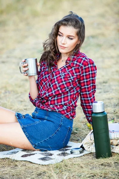 Gyönyörű Lány Teát Iszik Szabadban Hipster Pihentető Természet — Stock Fotó
