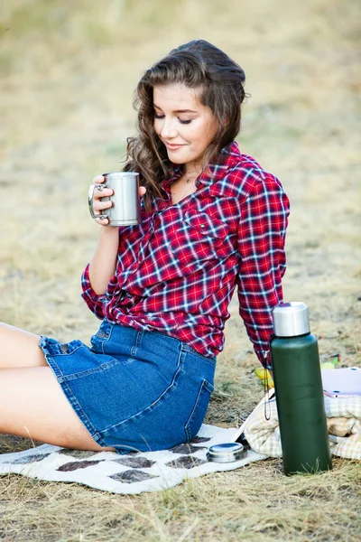 Hermosa Chica Bebe Aire Libre Hipster Mujer Relajante Naturaleza —  Fotos de Stock