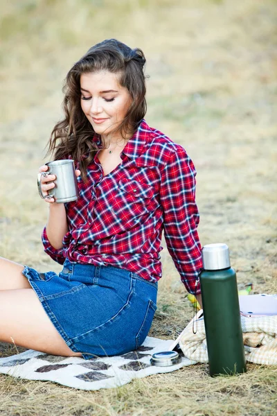 Hermosa Chica Bebe Aire Libre Hipster Mujer Relajante Naturaleza —  Fotos de Stock