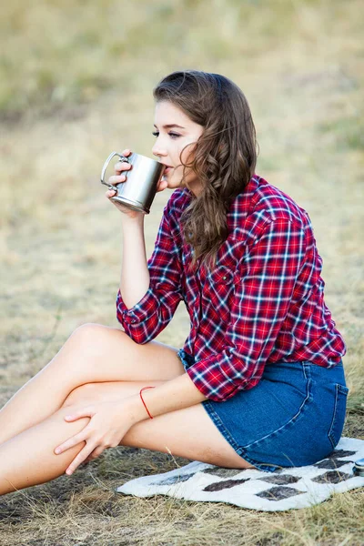 Gyönyörű Lány Teát Iszik Szabadban Hipster Pihentető Természet — Stock Fotó