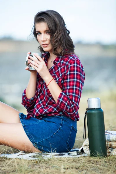 Mooi Meisje Drinkt Buiten Thee Hipster Vrouw Ontspannen Natuur — Stockfoto