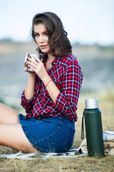 Mooi Meisje Drinkt Buiten Thee Hipster Vrouw Ontspannen Natuur — Stockfoto