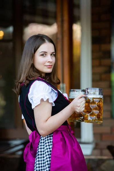 바이에른 의상을 머그잔을 아름다운 페스트 맥주를 러시아 — 스톡 사진