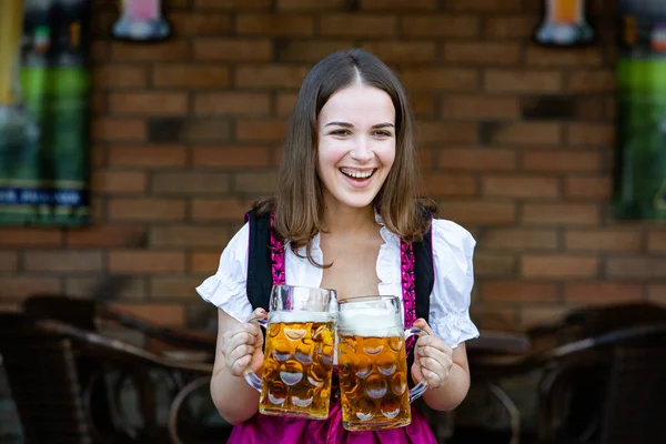 Hermosa Chica Oktoberfest Usando Vestido Bávaro Tradicional Sosteniendo Tazas Cerveza — Foto de Stock