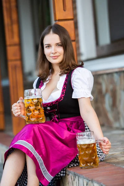 Mooi Oktoberfest Meisje Draagt Een Traditionele Beierse Jurk Met Biermokken — Stockfoto