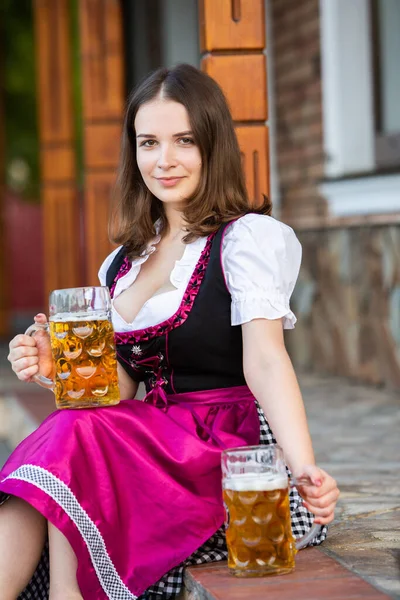 Krásná Dívka Oktoberfest Sobě Tradiční Bavorské Šaty Držící Pivní Džbány — Stock fotografie