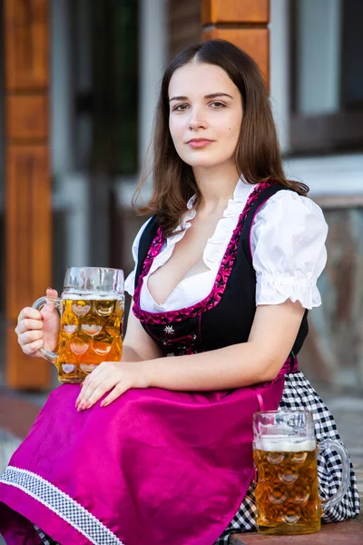 Piękna Dziewczyna Oktoberfest Tradycyjnej Bawarskiej Sukience Kubkami Piwa Sexy Rosjanka — Zdjęcie stockowe