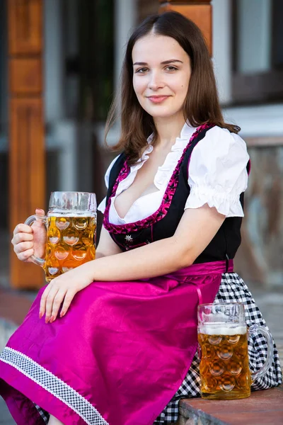 Piękna Dziewczyna Oktoberfest Tradycyjnej Bawarskiej Sukience Kubkami Piwa Sexy Rosjanka — Zdjęcie stockowe