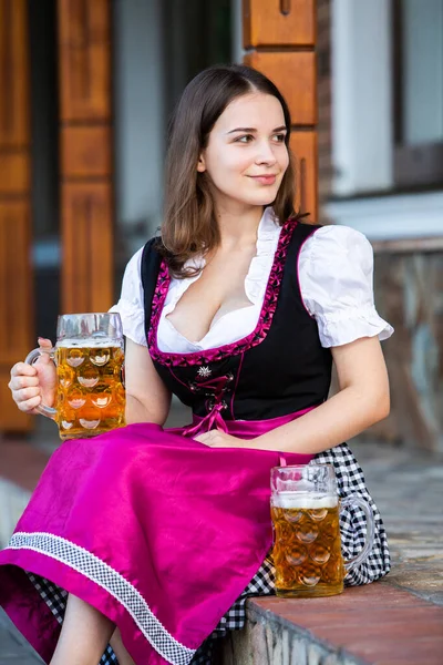 Krásná Dívka Oktoberfest Sobě Tradiční Bavorské Šaty Držící Pivní Džbány — Stock fotografie