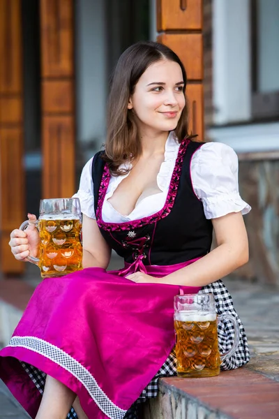 Krásná Dívka Oktoberfest Sobě Tradiční Bavorské Šaty Držící Pivní Džbány — Stock fotografie