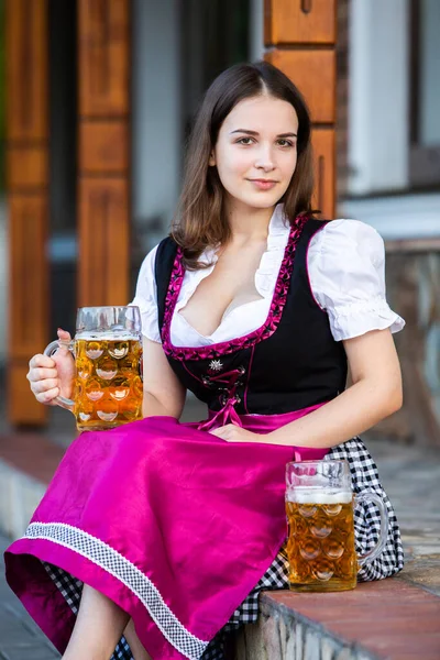 Krásná Dívka Oktoberfest Sobě Tradiční Bavorské Šaty Držící Pivní Džbány — Stock fotografie