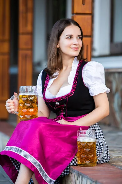 Piękna Dziewczyna Oktoberfest Tradycyjnej Bawarskiej Sukience Kubkami Piwa Sexy Rosjanka — Zdjęcie stockowe