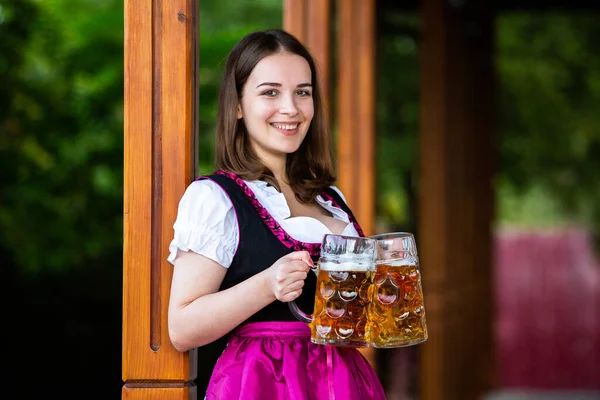 Mooi Oktoberfest Meisje Draagt Een Traditionele Beierse Jurk Met Biermokken — Stockfoto