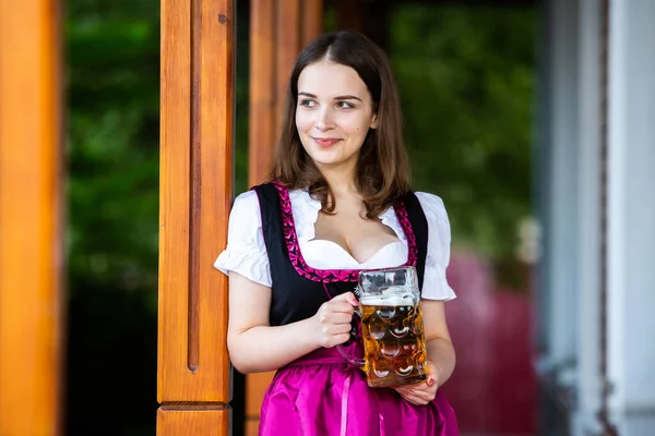 Mooi Oktoberfest Meisje Draagt Een Traditionele Beierse Jurk Met Biermokken — Stockfoto