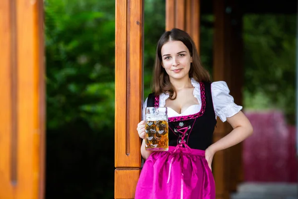 Güzel Ekim Festivali Kızı Elinde Bira Kupaları Olan Geleneksel Bir — Stok fotoğraf
