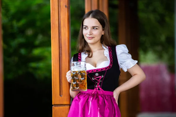 Hermosa Chica Oktoberfest Usando Vestido Bávaro Tradicional Sosteniendo Tazas Cerveza —  Fotos de Stock