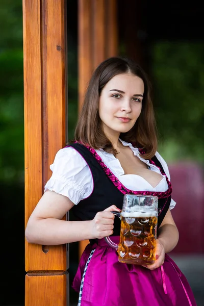 Mooi Oktoberfest Meisje Draagt Een Traditionele Beierse Jurk Met Biermokken — Stockfoto