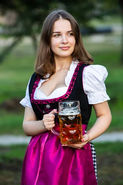 Hermosa Chica Oktoberfest Usando Vestido Bávaro Tradicional Sosteniendo Tazas Cerveza — Foto de Stock