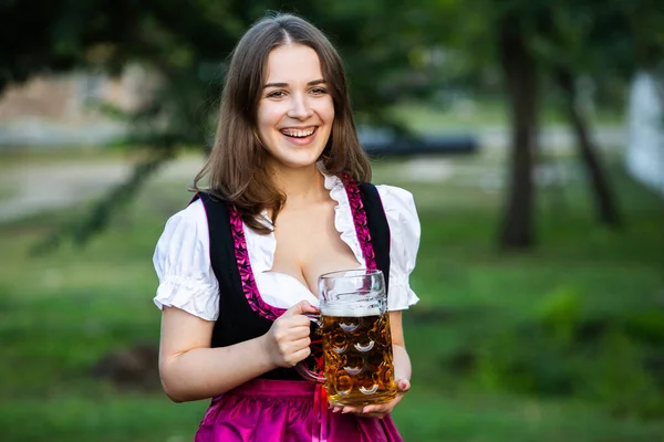 바이에른 의상을 머그잔을 아름다운 페스트 맥주를 러시아 — 스톡 사진