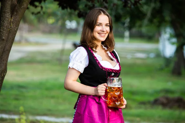 Piękna Dziewczyna Oktoberfest Tradycyjnej Bawarskiej Sukience Kubkami Piwa Sexy Rosjanka — Zdjęcie stockowe