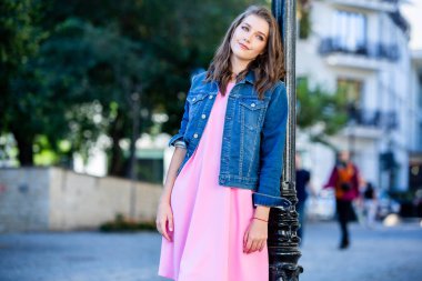 Moda portresi, şık, güzel, esmer bir kadın. Havalı hippi öğrenci kadın. Havalı hippi Rus genç kız gündelik kıyafetler giyiyor. Şehir yaşam tarzı ahırı