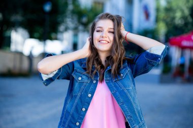 Moda portresi, şık, güzel, esmer bir kadın. Havalı hippi öğrenci kadın. Havalı hippi Rus genç kız gündelik kıyafetler giyiyor. Şehir yaşam tarzı ahırı