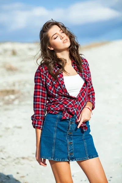 Retrato Moda Elegante Morena Bonita Mujer Joven Aire Libre Una — Foto de Stock