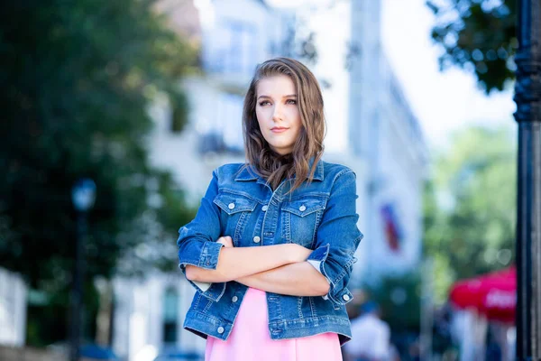 스타일의 아름다운 브루넷 Brunette Young 아웃도어 학생이군 유행을 따르는 러시아 — 스톡 사진