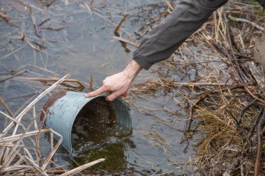 Ağaç dikiyorum. Güzel ormana dikilmeye hazır ağaç fidanları. Çevreye dikkat et.
