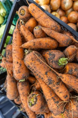 Raftaki süpermarkette taze meyve ve sebzeler.