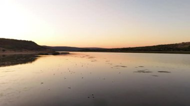 Moldova Cumhuriyeti 'nde gün batımında Dinyester Nehri' nin insansız hava aracı görüntüsü. Doğu Avrupa 'da muhteşem sonbahar doğası